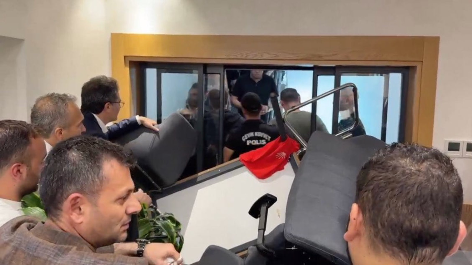 chpli gokhan gunaydin istanbul il baskanliginda yasananlari anlatti mudahaleyi bir adayi isgal ediyor gibi planlamislar insanlar oluyordu vXOMUKkZ