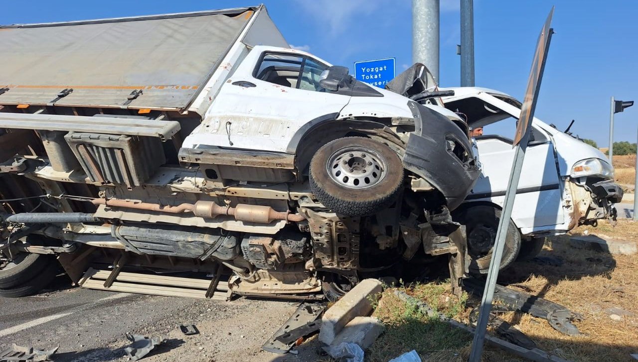 iki kamyonet carpisti 5 kisi yaralandi 37OCg91I