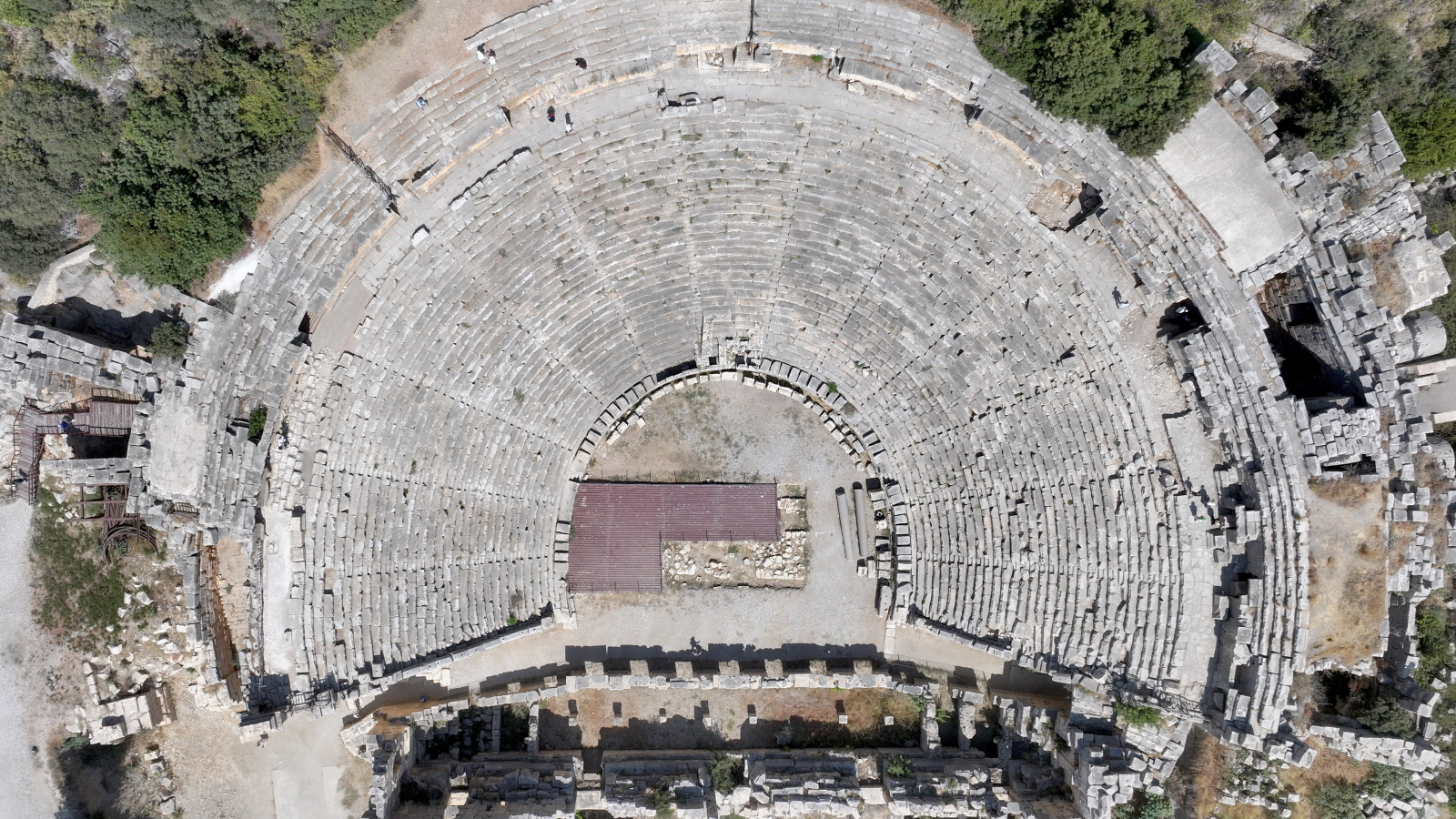 likyanin en buyuk antik tiyatrosunun sahne binasi orijinal taslariyla ayaga kaldirilacak PMm6ufN6