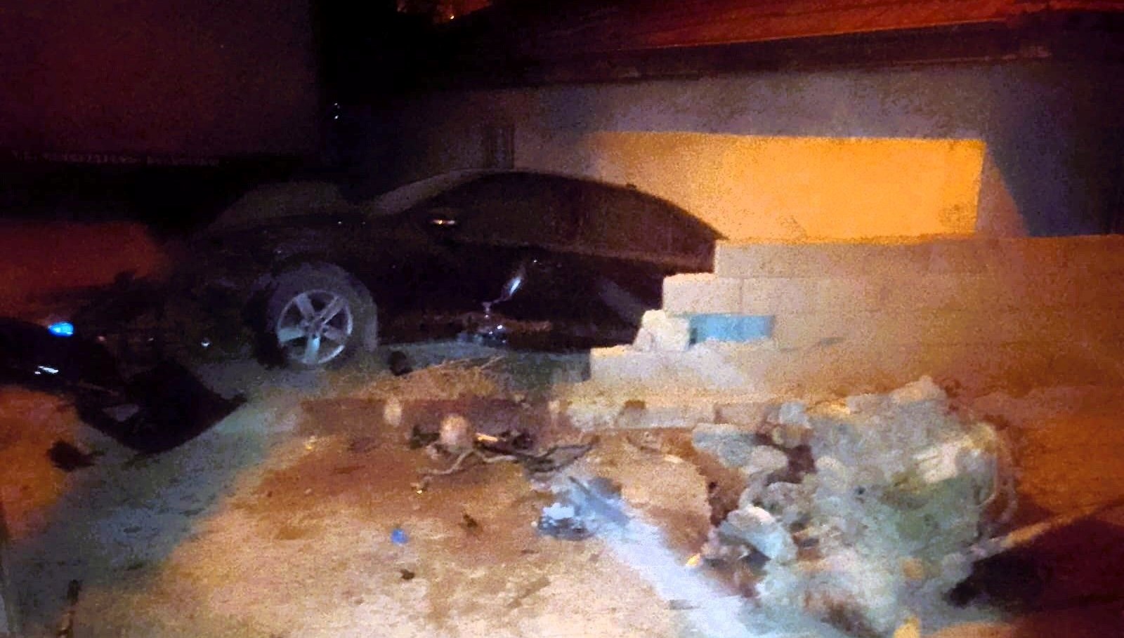 otomobil duvari yikti bahceye daldi 199evAQ4