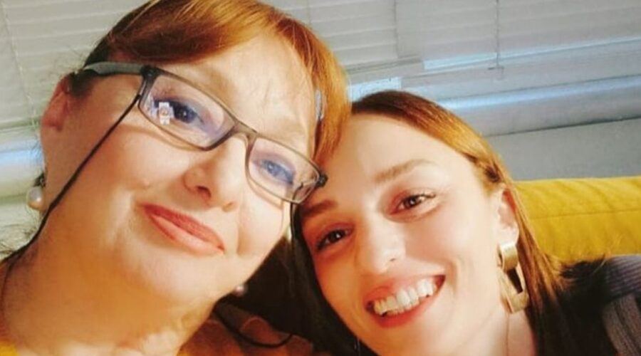 unlu oyuncunun annesi meclisin duayen tercumaniymis GFmQjHaV